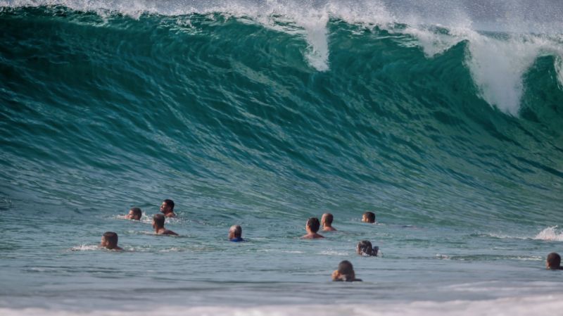 Surfe de peito, o esporte que faz do corpo uma prancha