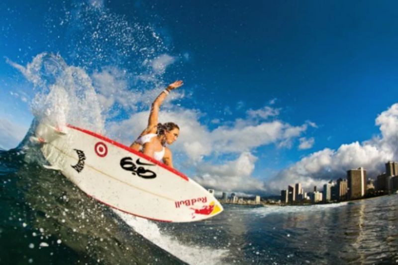 Em 2012, a Nike suspendeu o investimento direto no surf e transferiu todas as operações relacionadas ao surf para a Hurley.